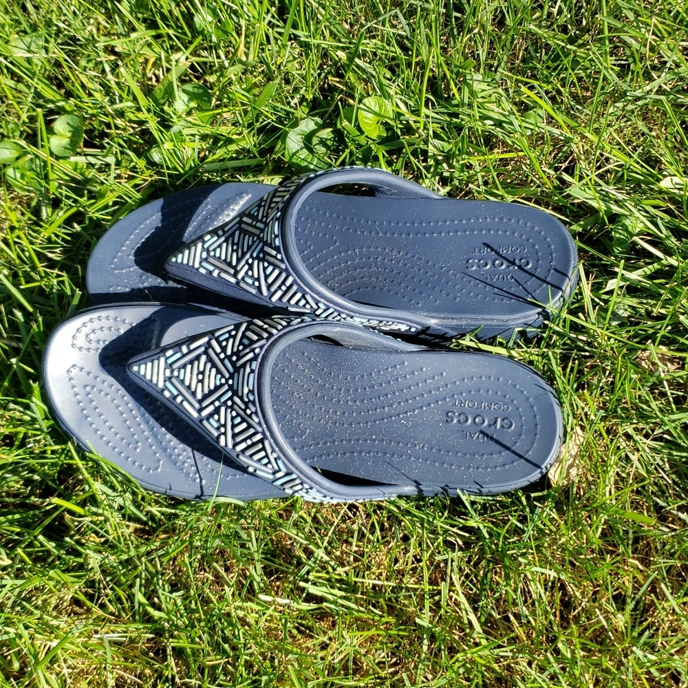 Wedged sandals from crocs; blue and very summer like💫🌼🦋 sprinkle like design!